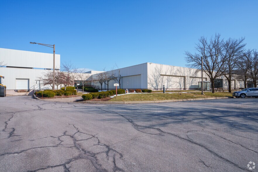 87 Meadowland Dr, South Burlington, VT à vendre - Photo de l’immeuble – Image 2 sur 4