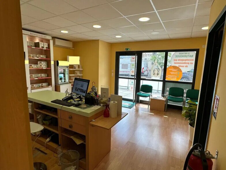 Local commercial dans Puget-sur-Argens à louer - Photo de l’immeuble – Image 2 sur 6