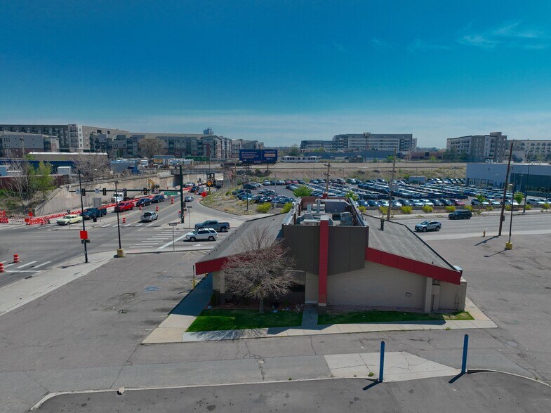 900 W Alameda Ave, Denver, CO à louer - Photo de l’immeuble – Image 3 sur 14