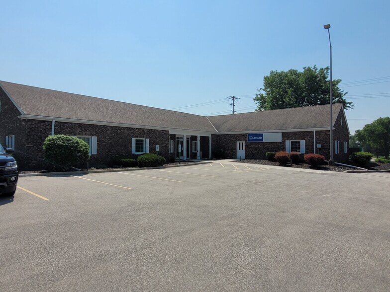 100 E Sunset Dr, Waukesha, WI à louer - Photo de l’immeuble – Image 2 sur 6