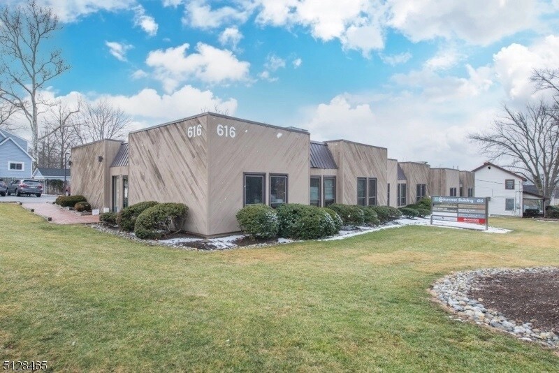 616 Bloomfield Ave, West Caldwell, NJ à vendre - Photo principale – Image 2 sur 7