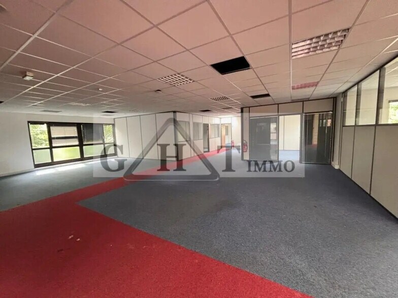 Bureau dans Buc à louer - Photo de l’immeuble – Image 1 sur 2