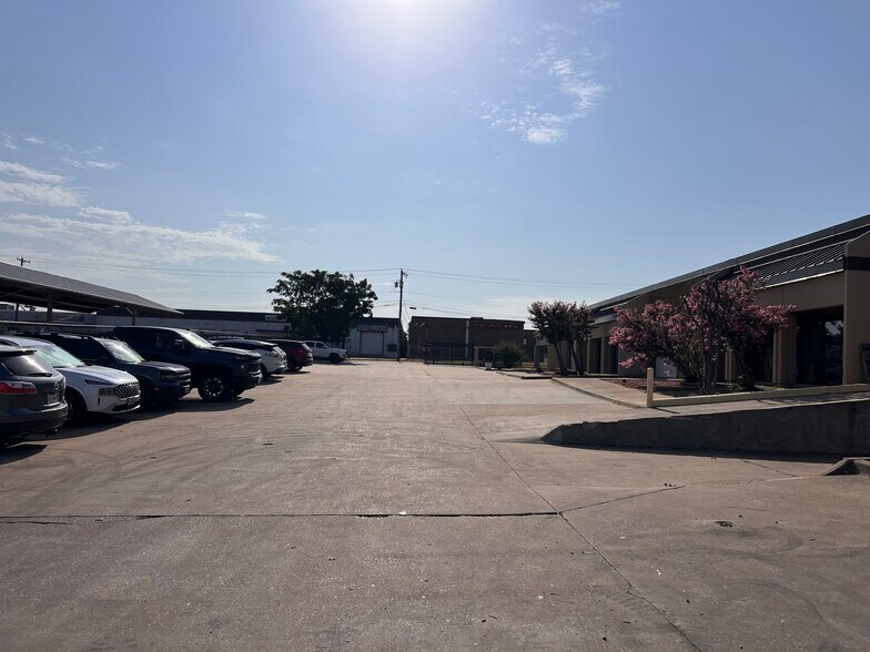 10921 Shady Trl, Dallas, TX à louer - Photo de l’immeuble – Image 2 sur 3