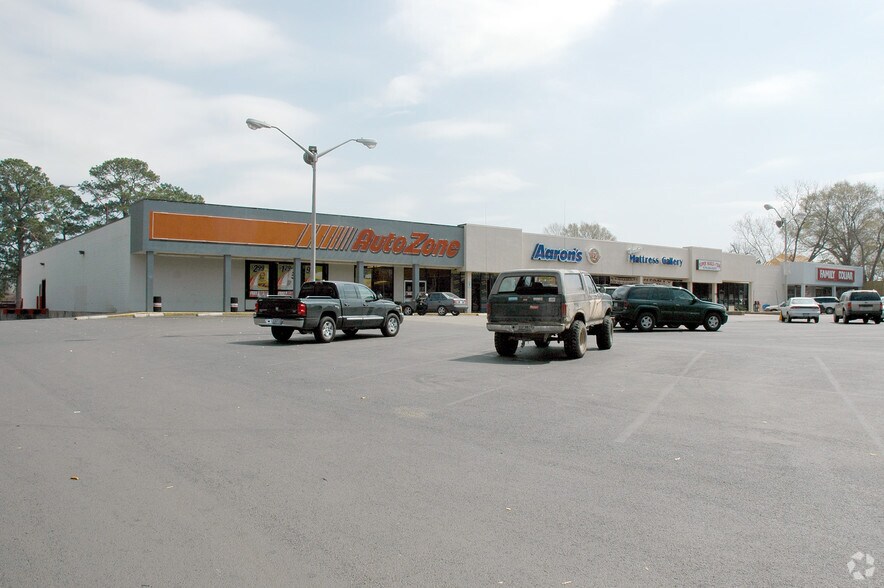 611 S Market St, Brenham, TX à louer - Photo de l’immeuble – Image 2 sur 2