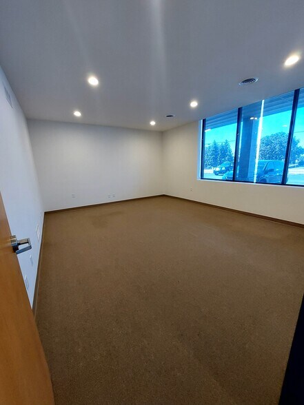 825 Lexington Blvd, Fort Atkinson, WI à louer - Photo de l’immeuble – Image 3 sur 19
