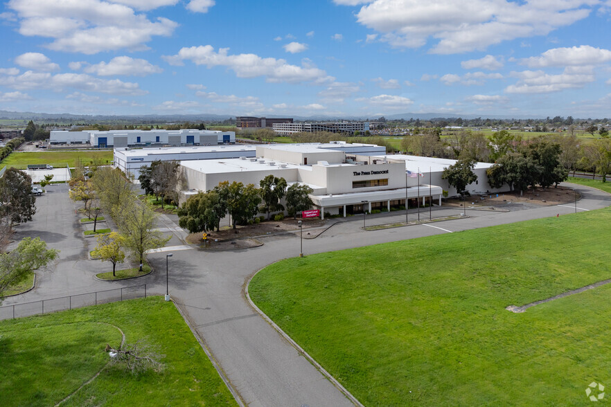 5505 Redwood Dr, Rohnert Park, CA à louer - Aérien – Image 1 sur 7