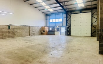 11A-11B Thrush Rd, Poole à louer Photo intérieure– Image 2 sur 2