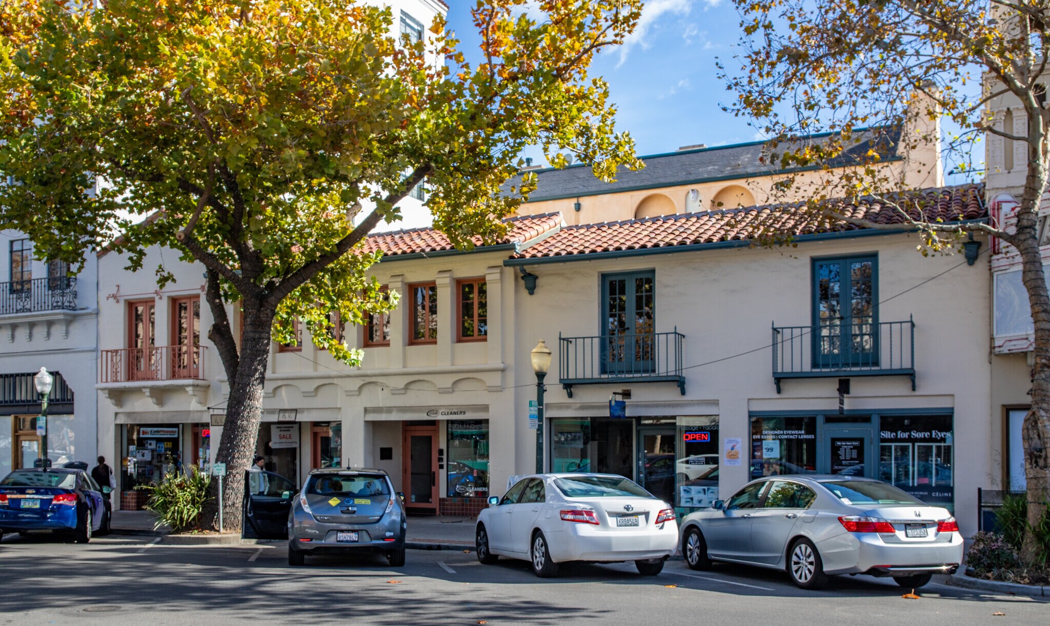 460-476 University Ave, Palo Alto, CA à louer Photo de l’immeuble– Image 1 sur 5