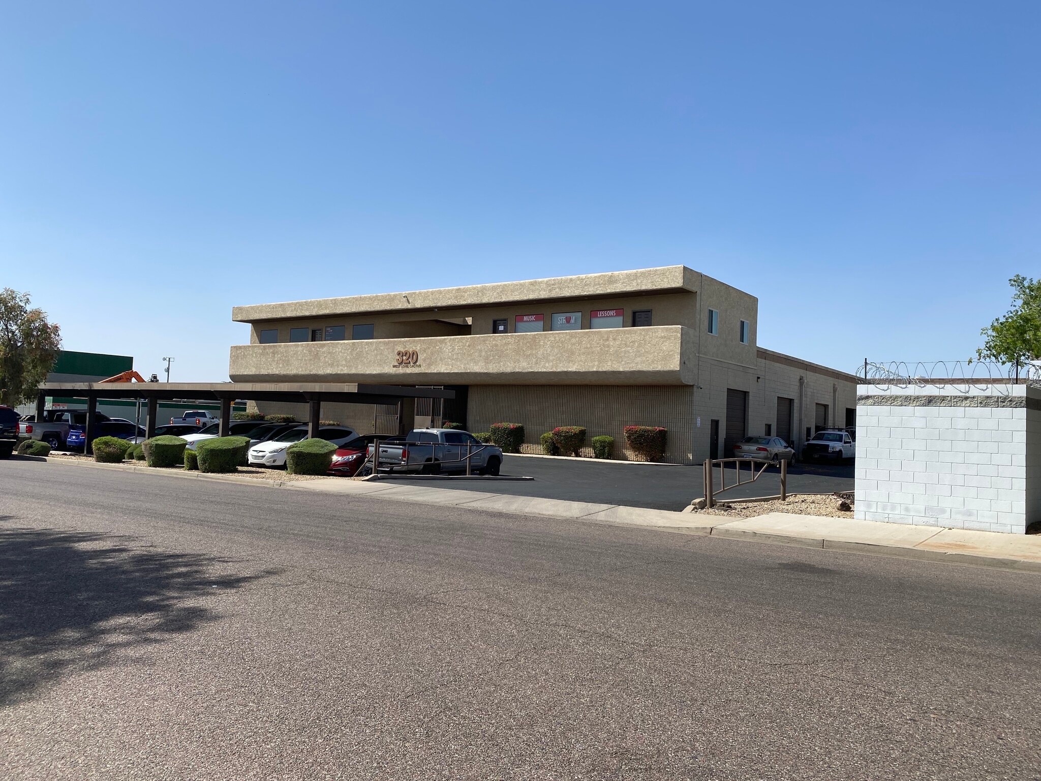 320 W Lone Cactus Dr, Phoenix, AZ à louer Photo de l’immeuble– Image 1 sur 2