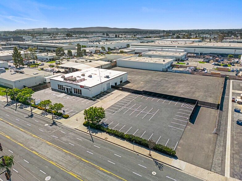 3700 W Warner Ave, Santa Ana, CA à louer - Photo de l’immeuble – Image 3 sur 19