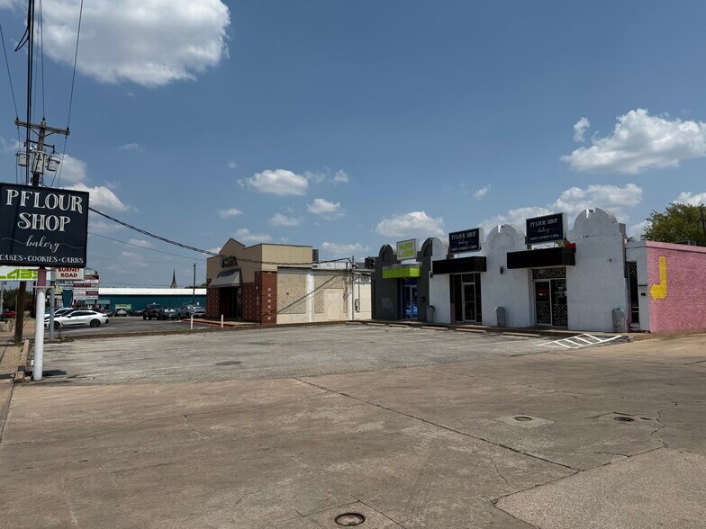 7413 Burnet Rd, Austin, TX à louer - Photo de l’immeuble – Image 2 sur 3