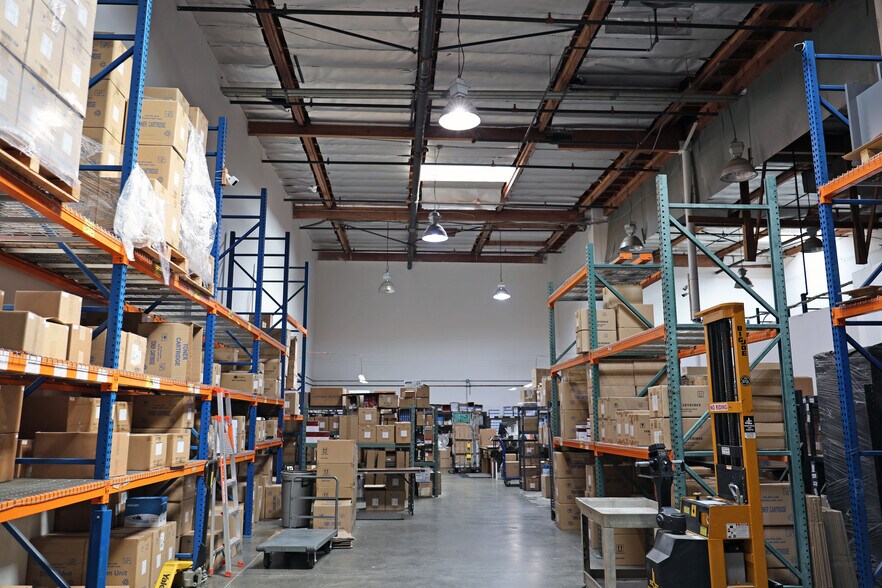 2850 N California St, Burbank, CA à louer - Photo de l’immeuble – Image 3 sur 12