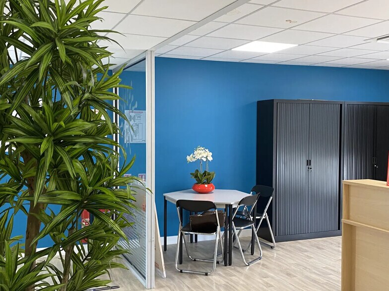 Bureau dans Montigny-le-Bretonneux à vendre - Photo de l’immeuble – Image 2 sur 11