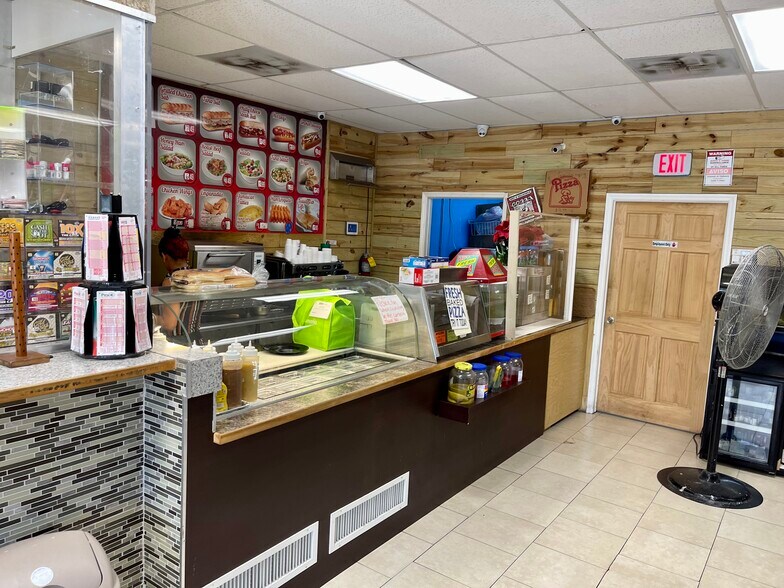 5725 Pembroke Rd, Hollywood, FL à vendre - Photo intérieure – Image 2 sur 6