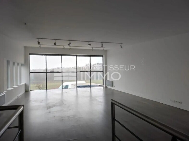 Local d’activités dans Émerainville à louer - Photo intérieure – Image 2 sur 3