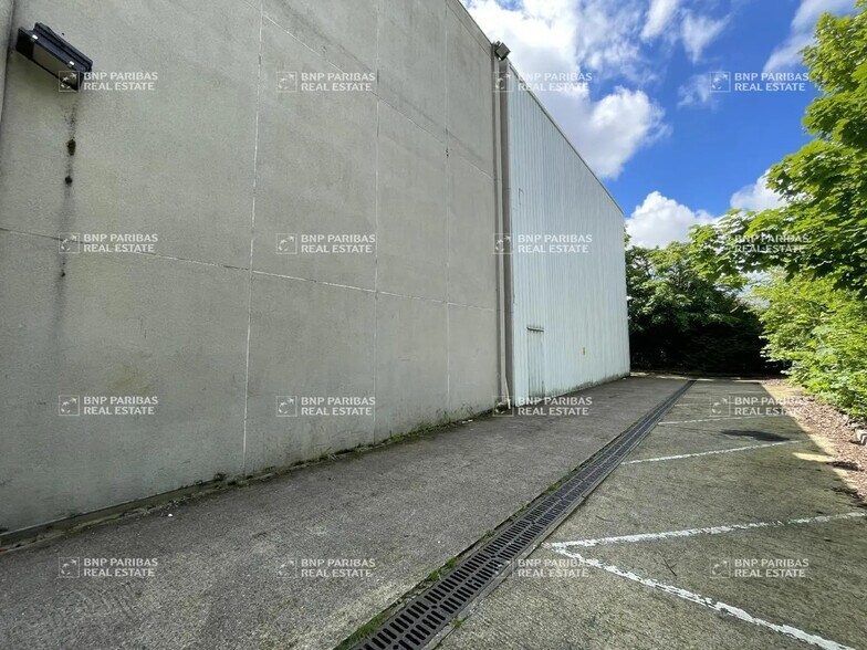 Local d'activités dans Montigny-le-Bretonneux à vendre - Photo de l’immeuble – Image 3 sur 21