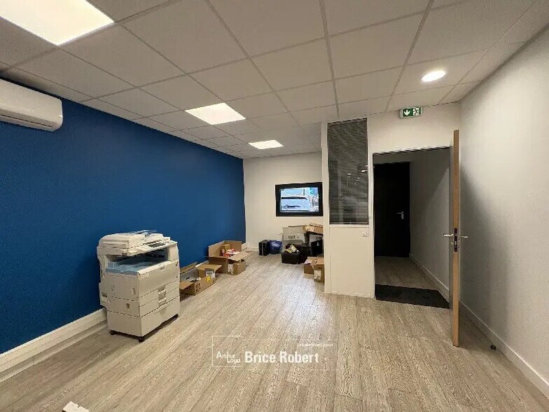 Local d'activités dans Vaulx-Milieu à vendre - Photo intérieure – Image 2 sur 7