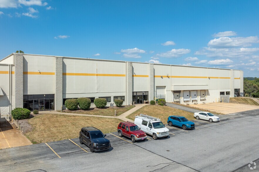 495 E Locust Ln, York, PA à louer - Photo principale – Image 1 sur 5