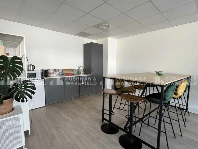 Plus de détails pour 392 Avenue Des Genévriers, La Ciotat - Bureau à louer