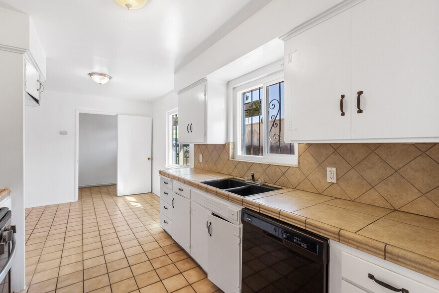 4584 E Tulare Ave, Fresno, CA à vendre - Photo de l’immeuble – Image 3 sur 35