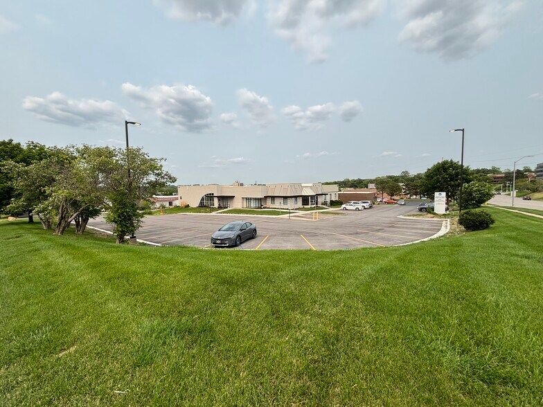 2425 Westown Pky, West Des Moines, IA à vendre - Photo de l’immeuble – Image 2 sur 7