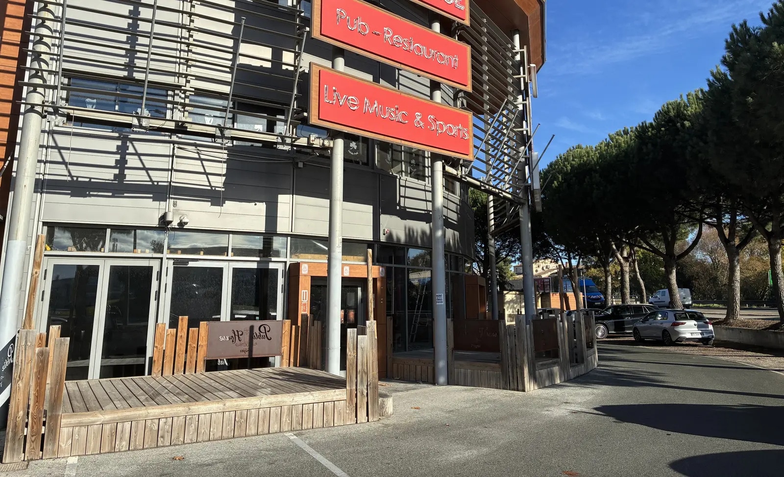 Local commercial dans Fréjus à louer Photo de l’immeuble– Image 1 sur 7