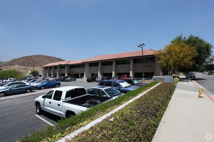 23801 Calabasas Rd, Calabasas, CA à louer - Photo de l’immeuble – Image 3 sur 5