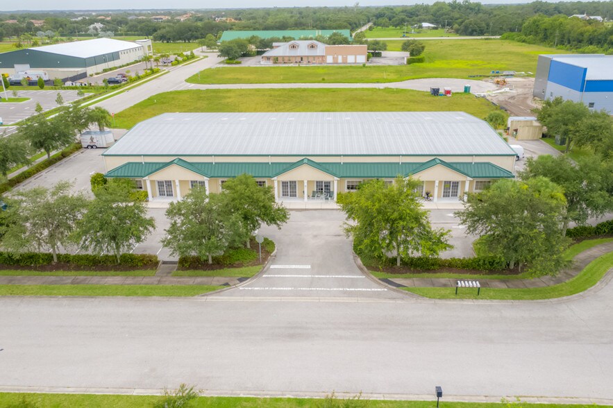 8120-8130 Uzita Dr, Sarasota, FL à louer - Photo de l’immeuble – Image 2 sur 12