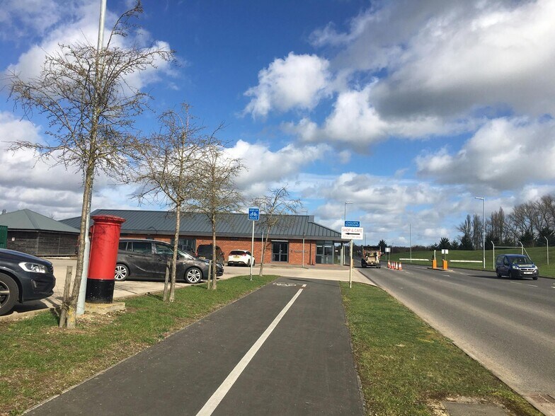 High St, Westcott à louer - Photo de l’immeuble – Image 3 sur 4