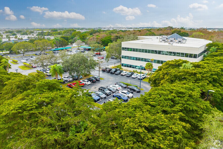 1100 Park Central Blvd S, Pompano Beach, FL à vendre - Photo de l’immeuble – Image 2 sur 14