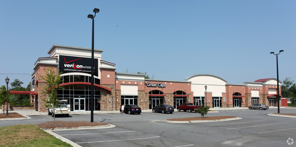 4002 Elton Way, Greensboro, NC à louer - Photo de l’immeuble – Image 1 sur 11