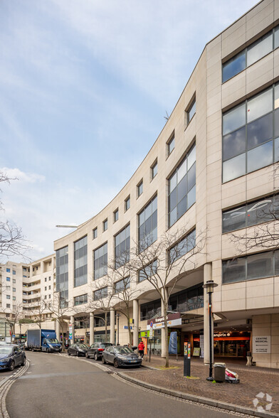 Bureau dans Rueil-Malmaison à louer - Photo de l’immeuble – Image 2 sur 5