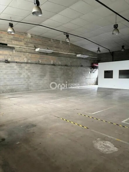 Local commercial dans La Seyne-sur-Mer à louer - Photo de l’immeuble – Image 2 sur 8