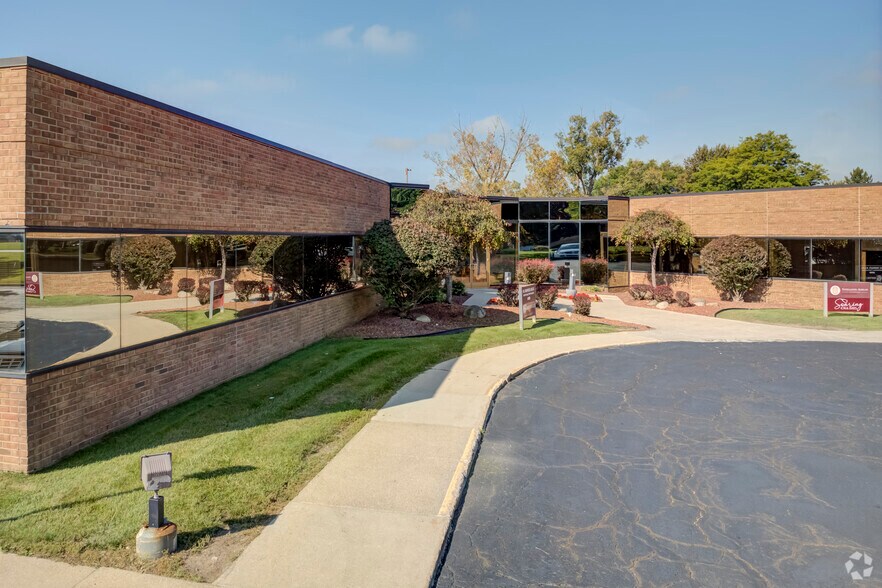 2370 S Linden Rd, Flint, MI à louer - Photo de l’immeuble – Image 1 sur 21