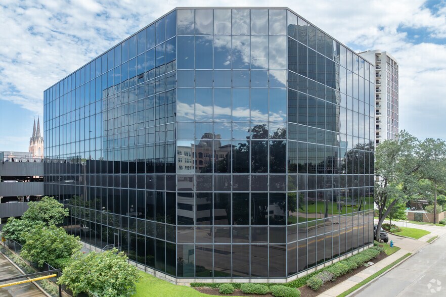 5005 Riverway Dr, Houston, TX à louer - Photo de l’immeuble – Image 2 sur 13