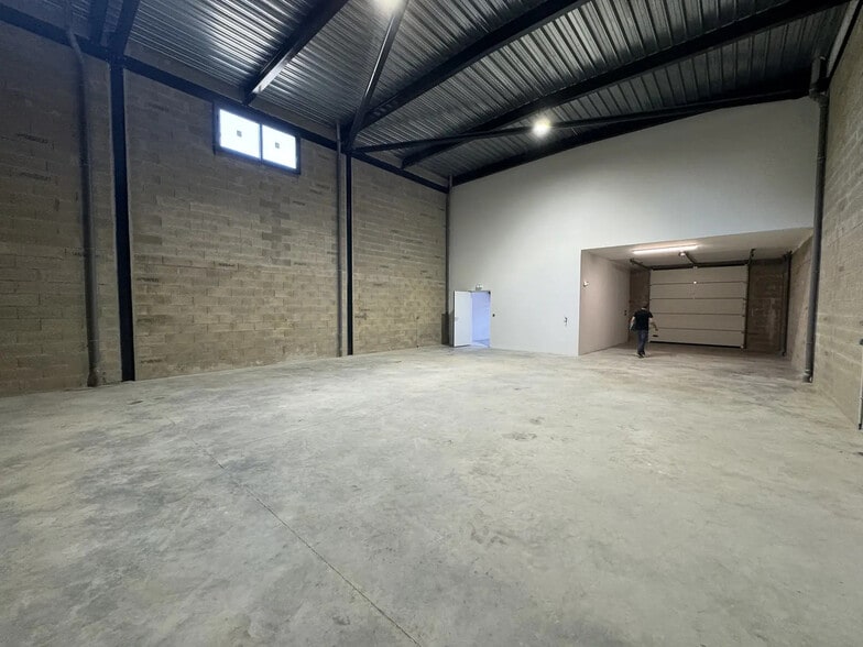 Local d'activités dans Hérouville-en-Vexin à vendre - Photo de l’immeuble – Image 3 sur 7