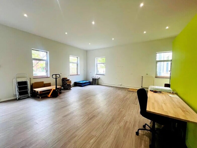 Local d’activités dans Voisins-le-Bretonneux à louer - Photo intérieure – Image 1 sur 8