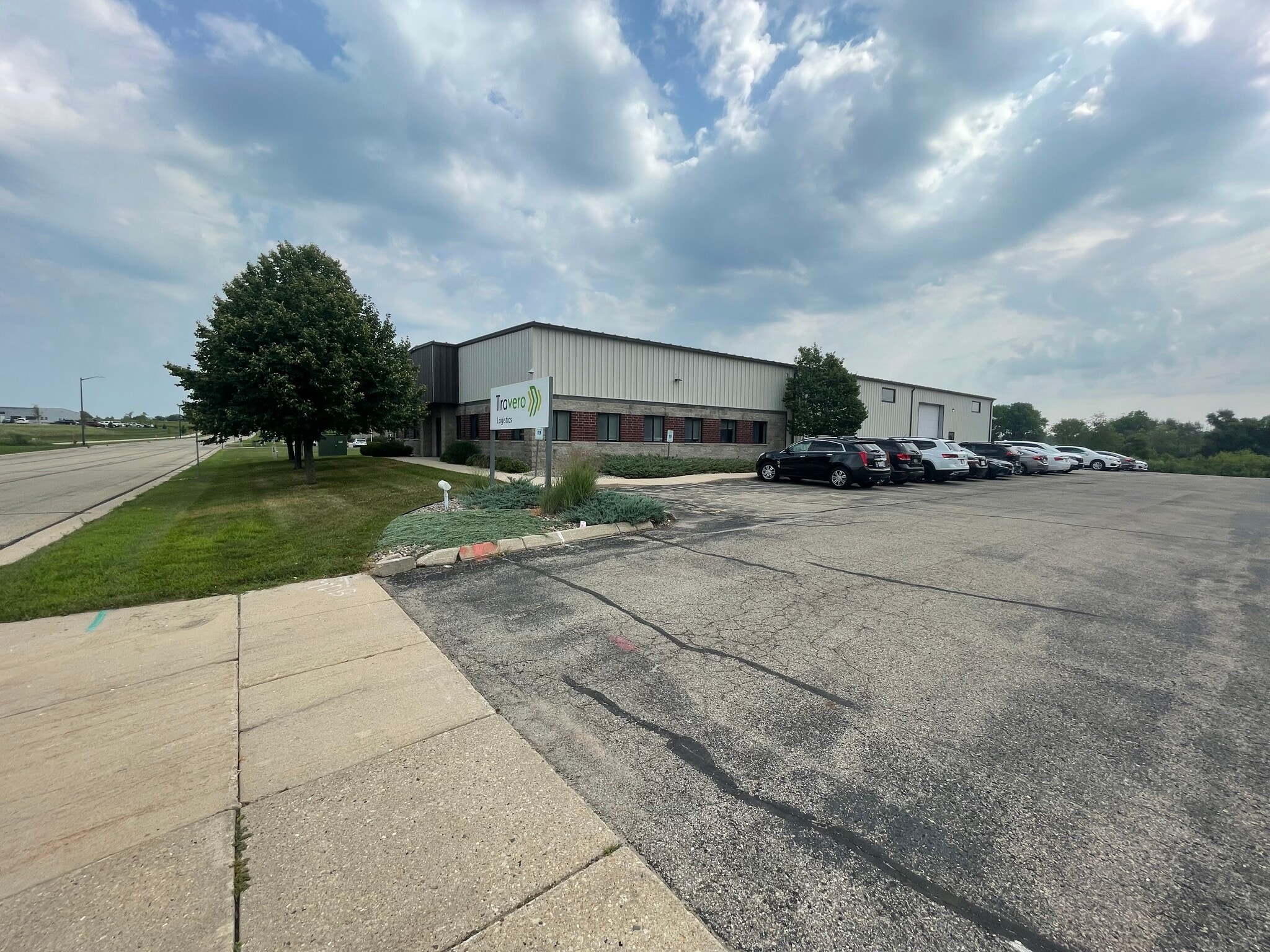 380 Business Park Cir, Stoughton, WI à louer Photo de l’immeuble– Image 1 sur 5