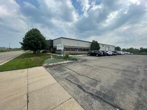 380 Business Park Cir, Stoughton, WI à louer Photo de l’immeuble– Image 1 sur 5