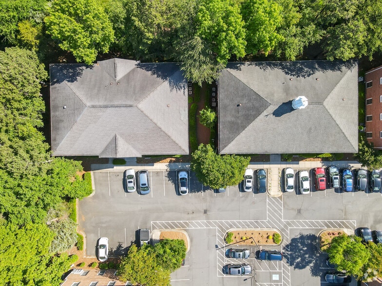 8823 University East Dr, Charlotte, NC à louer - Photo de l’immeuble – Image 2 sur 6
