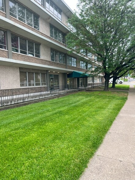 7710 Reading Rd, Cincinnati, OH à louer - Photo de l’immeuble – Image 2 sur 3