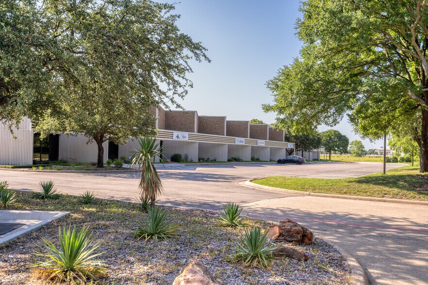 8302-8328 Sterling St, Irving, TX à louer - Photo de l’immeuble – Image 2 sur 11