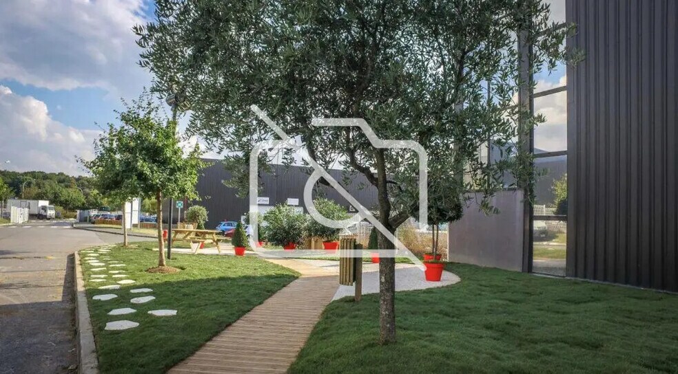 Local d'activités dans Persan à vendre - Photo de l’immeuble – Image 2 sur 5