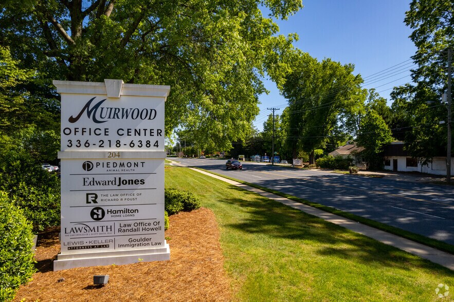 204 Muirs Chapel Rd, Greensboro, NC à louer - Photo de l’immeuble – Image 3 sur 27