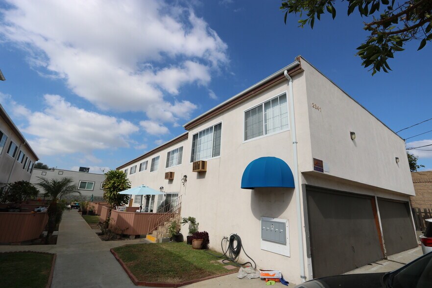 2331 Walnut Ave, Signal Hill, CA à vendre - Photo de l’immeuble – Image 3 sur 8