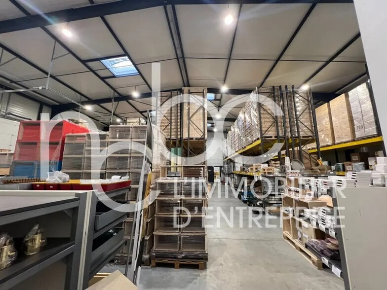 Local d'activités dans Chasselay à vendre - Photo de l’immeuble – Image 2 sur 25