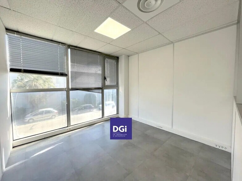 Bureau dans Nîmes à louer - Photo de l’immeuble – Image 3 sur 4