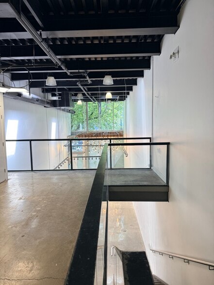 2323-2325 Cambie St, Vancouver, BC à louer - Photo intérieure – Image 3 sur 10