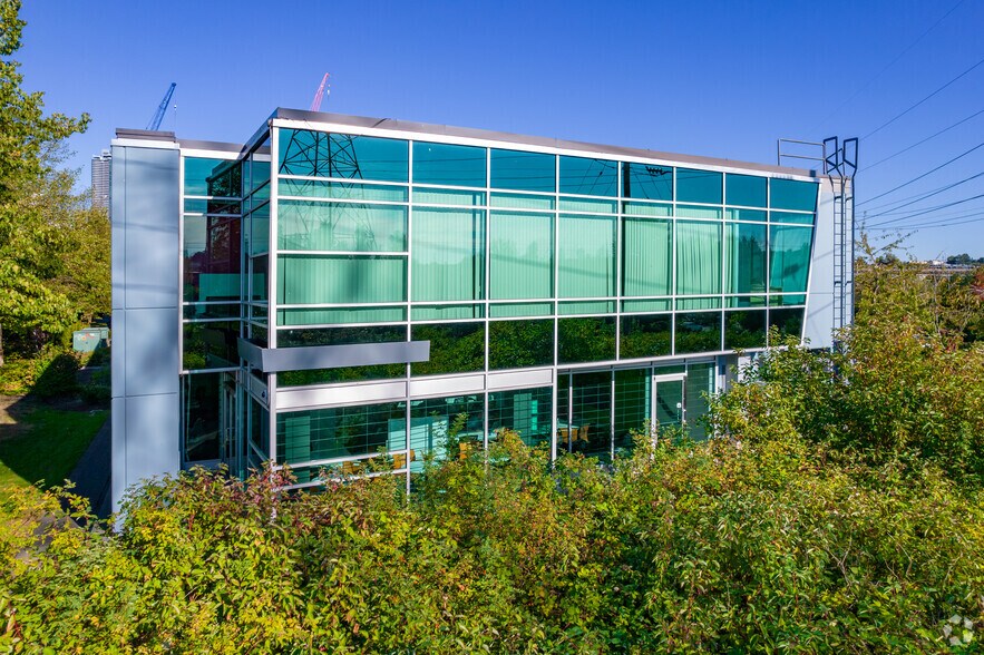 3991 Henning Dr, Burnaby, BC à louer - Photo de l’immeuble – Image 3 sur 4