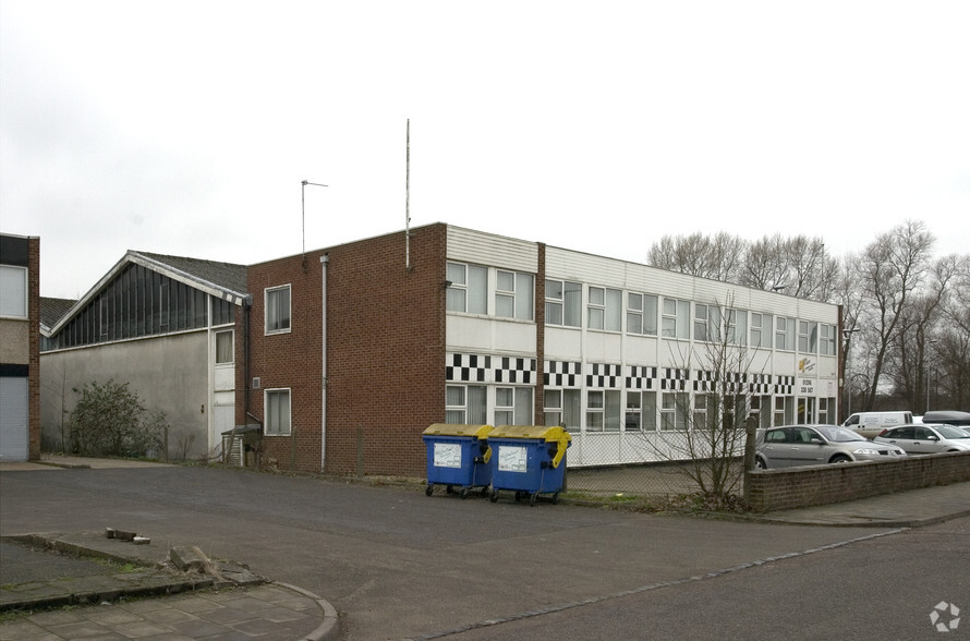 Pembroke Rd, Aylesbury à louer - Photo de l’immeuble – Image 2 sur 2